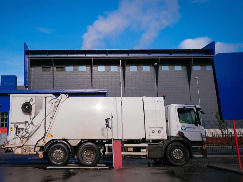 تدخل شاحنة لجمع القمامة إلى منشأة حرق النفايات التابعة لمورد الطاقة