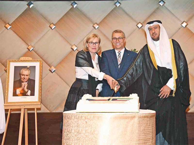 الوزير العفاسي والسفير التشيكي وحرمه يقطعان قالب الحلوى