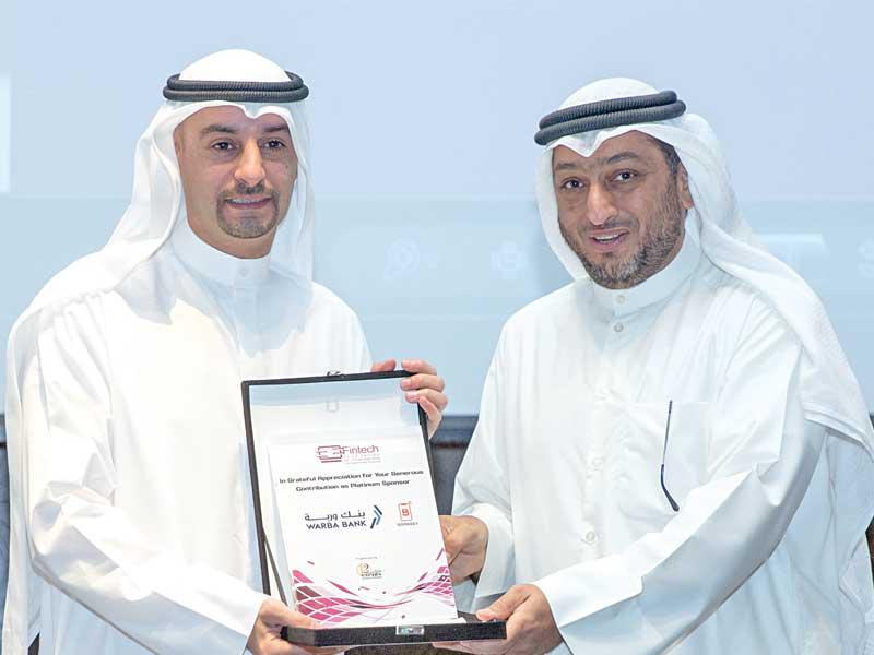 د. عمار الحسيني مكرِّماً أيمن المطيري على مشاركة «وربة»