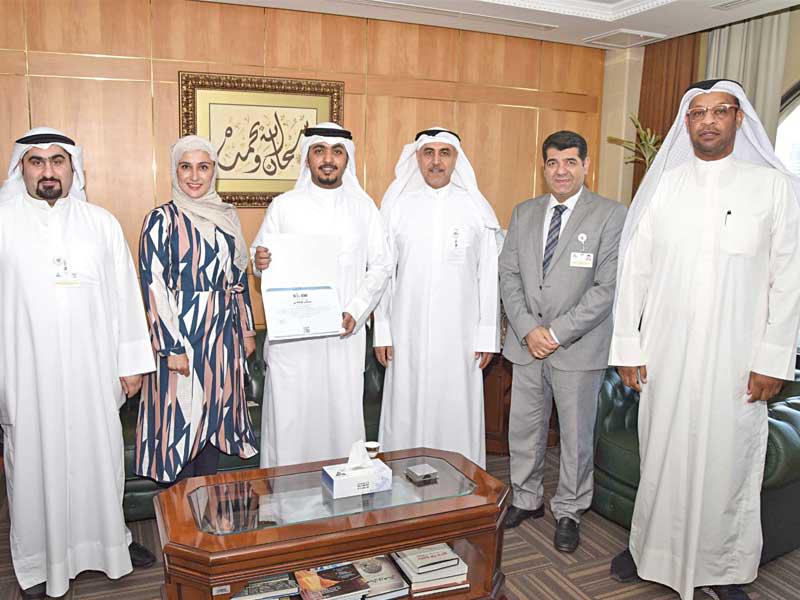 جانب من تكريم احد الطلبة المشاركين في البرنامج