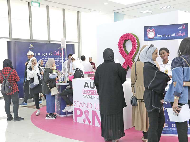 تجمع الطالبات في معرض الحملة