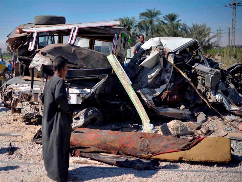 المصريون بالقرب من حطام سيارة بيك آب بعد تصادم مع قطار في قرية الكرنك بمحافظة الأقصر في صعيد مصر