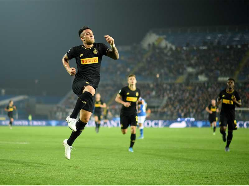 لاوتارو مارتينيز نجم الإنتر يحتفل بهدفه في مرمى بريشيا