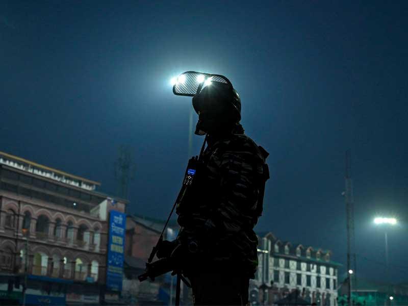 جندي هندي من القوات العسكرية يقف في حراسة في سريناجار