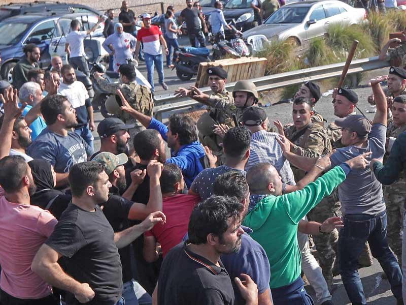 اشتبك جنود الجيش اللبناني مع المتظاهرين أثناء محاولتهم إعادة فتح الطريق السريع الرئيسي الذي يربط مدينتي صيدا وبيروت