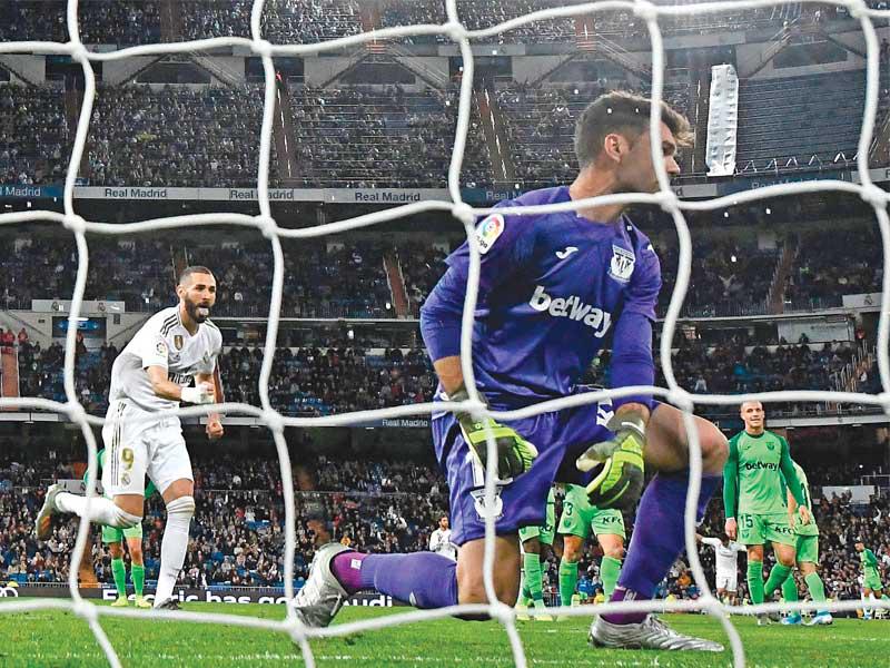 بنزيمة نجم ريال مدريد يحتفل بعد إحراز هدف في مرمى ليغانيس