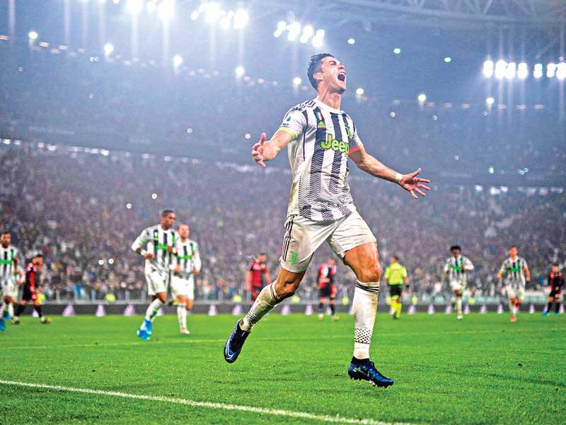 رونالدو نجم يوفنتوس يحتفل بهدفه