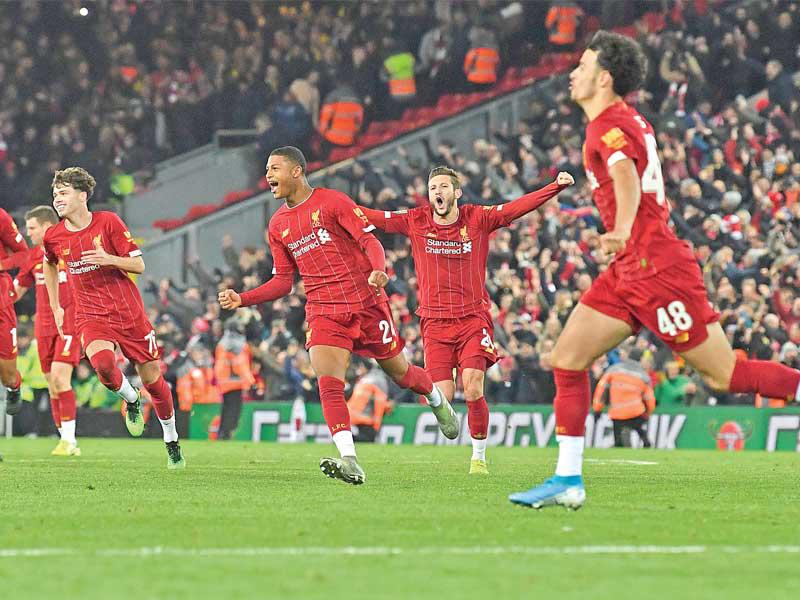 فرحة لاعبي ليفربول بعد الفوز على أرسنال