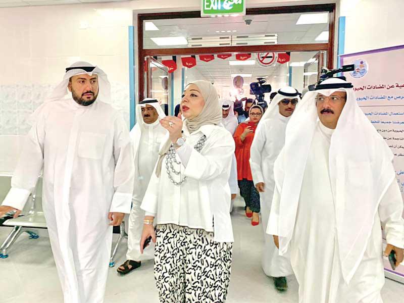 وزير الصحة يستمع لشرح عن المركز 