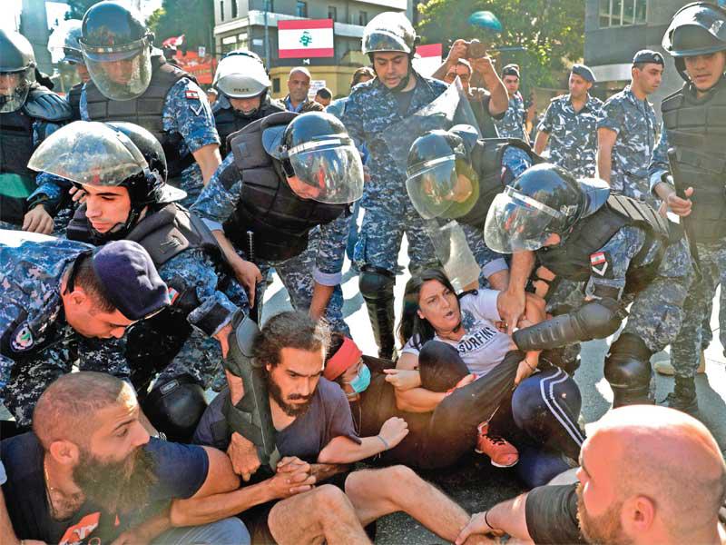 الأمن يحيد متظاهرين على جسر الرينغ في بيروت أمسt (أ ف ب)