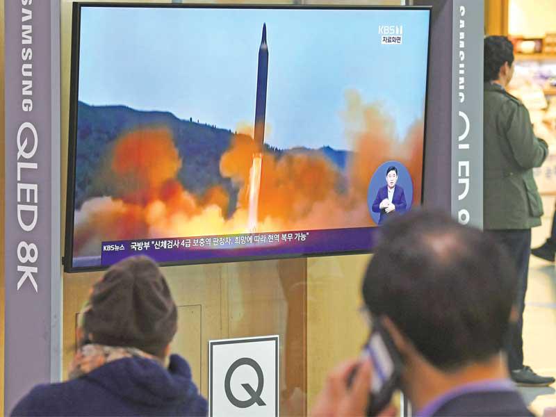 كيم يعزّي مون بوالدته ويطلق قذيفتين