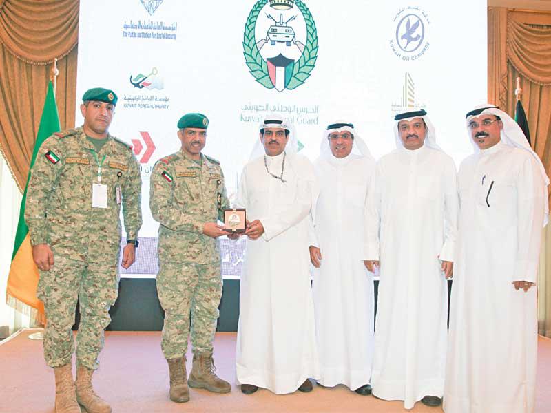 تكريم المشاركين في الندوة