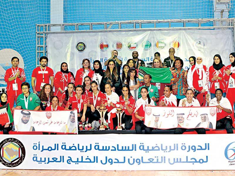 وفد سيدات البحرين يحملن كأس البطولة