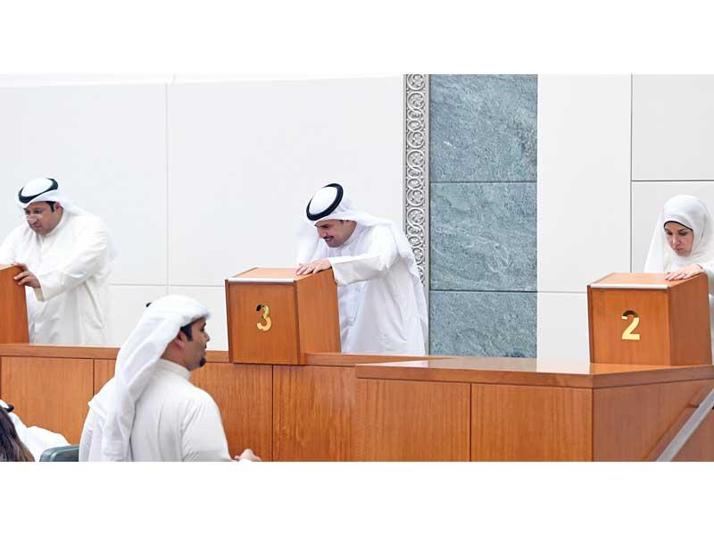 التصويت على اختيار أعضاء اللجان في الجلسة الافتتاحية