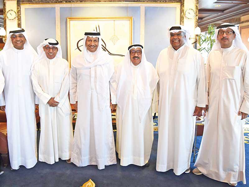 المبارك متوسطاً وفد جمعية الفنانين أمس