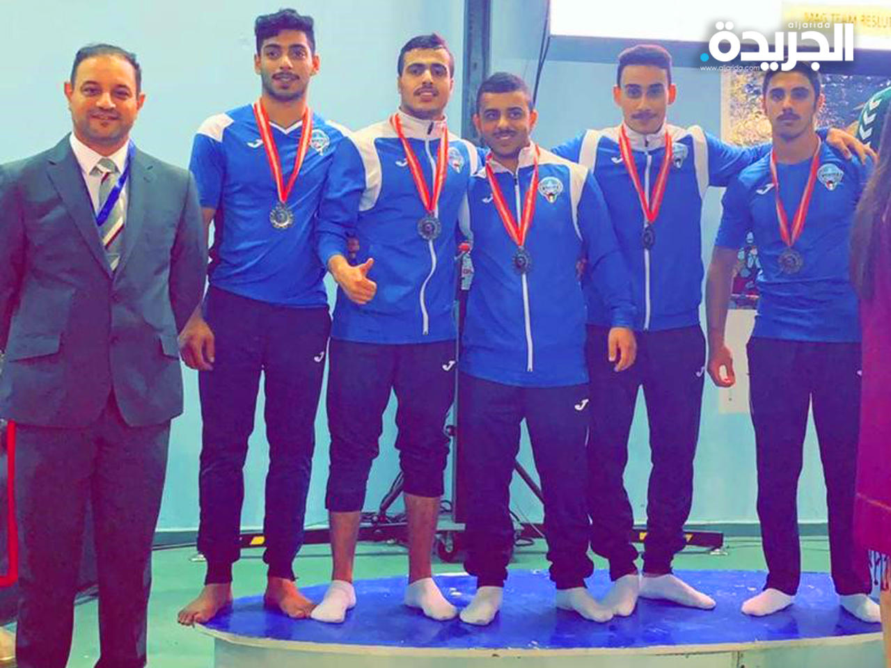 لاعبو المنتخب الكويتي يحتفلون بميدالياتهم على منصة التتويج