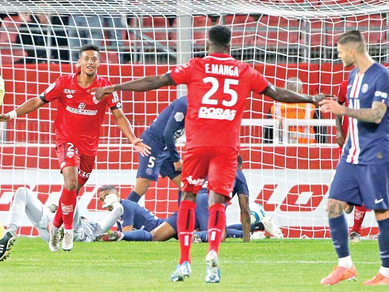 فرحة لاعبي ديجون بعد إحراز الهدف الأول