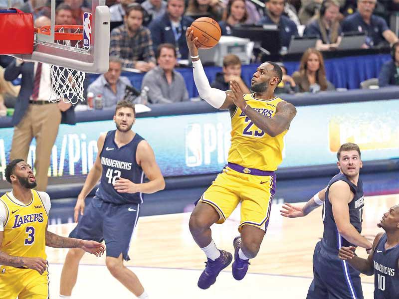 ليبرون جيمس نجم ليكرز يسجل في سلة دالاس