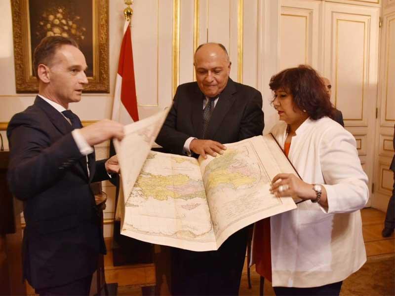 عبدالدايم وشكري أثناء استلام الأطلس من هايكو ماس