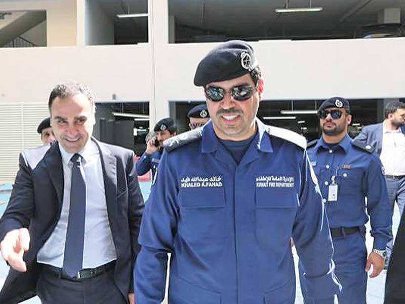 «الإطفاء» خلال معاينة معايير السلامة في برج «الوطني»