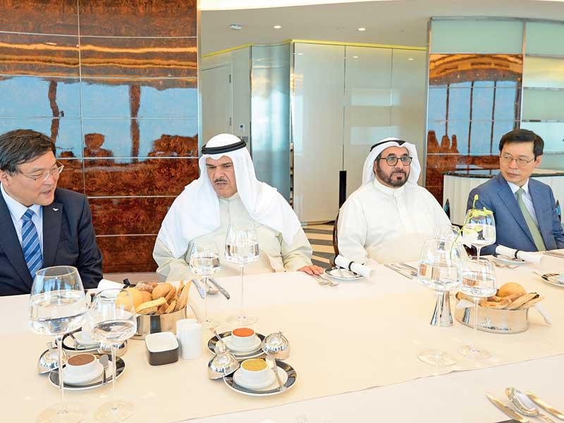 كو خلال لقائه مسؤولي «الطيران المدني»                            ( تصوير نوفل إبراهيم)