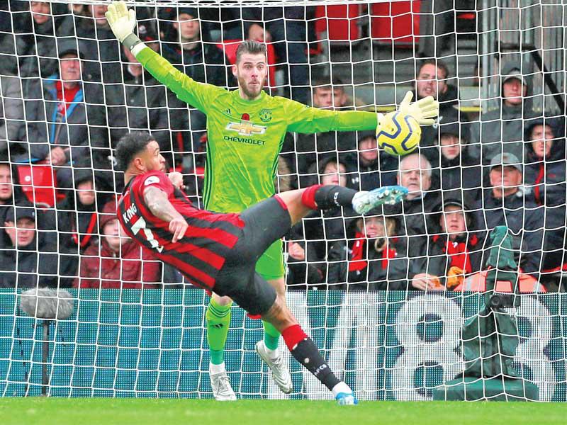 لحظة تسجيل كينغ هدف الفوز على اليونايتد