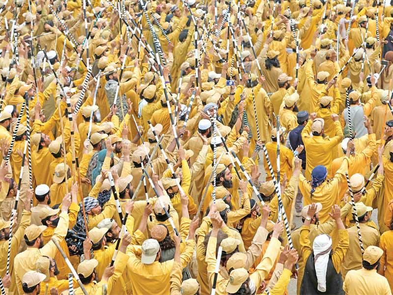 باكستانيون مؤيدون لفضل الرحمن يتظاهرون في إسلام آباد أمس الأولt(أ ف ب)