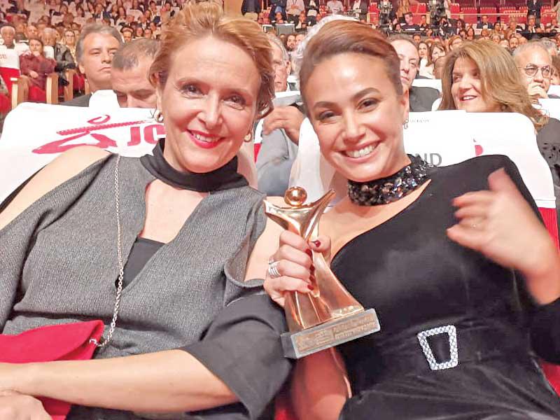 الممثلة هند صبري تحمل جائزتها