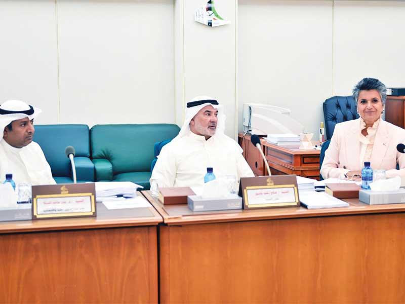 الهاشم وعاشور والملا في اجتماع «المالية» أمس