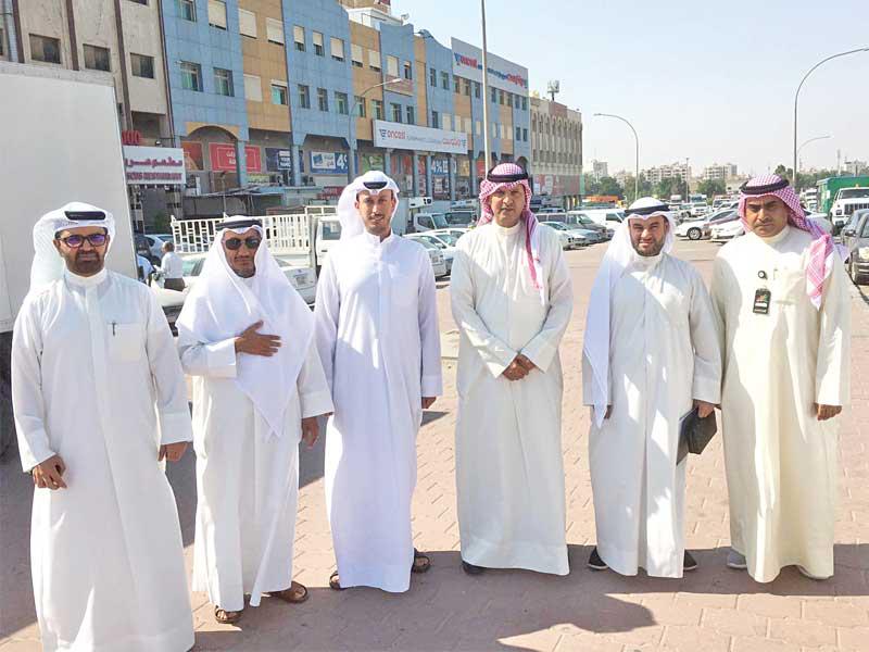 العازمي متوسطاً أعضاء لجنة التفتيش على المحال المغلقة