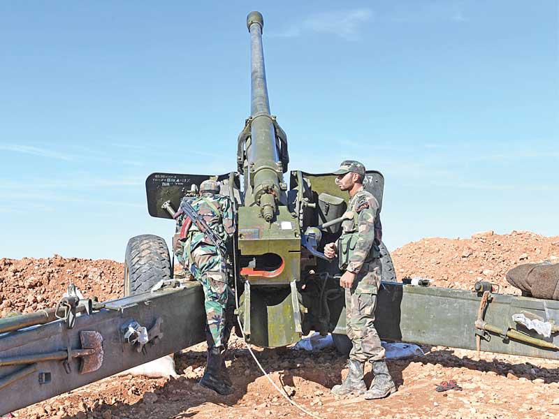 توجيه مدفع سوري باتجاه فصائل أنقرة قرب منبج أمس الأول (أ ف ب)n