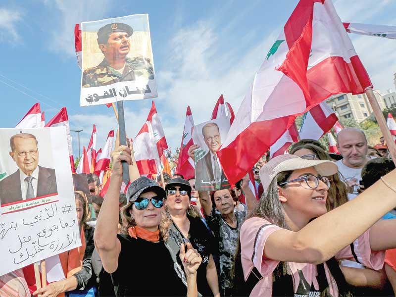 أنصار عون خلال تظاهرة دعم له في بعبدا شرق بيروت أمس    (إي بي ايه)