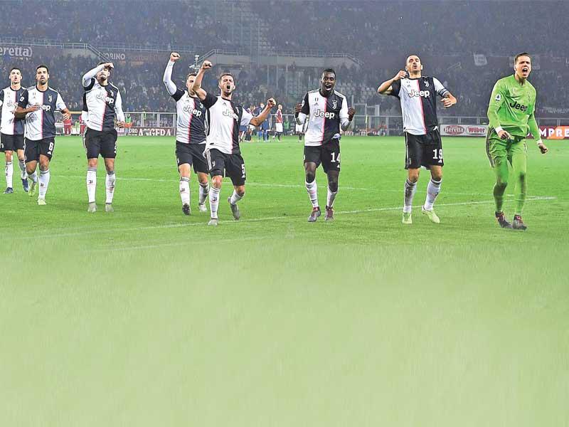 فرحة لاعبي يوفنتوس بعد الفوز على تورينو