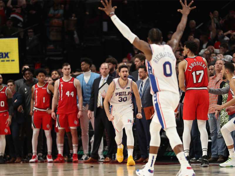 قرقماز نجم فيلادلفيا يحتفل بعد إحرازه النقاط الثلاث الحاسمة في المباراة