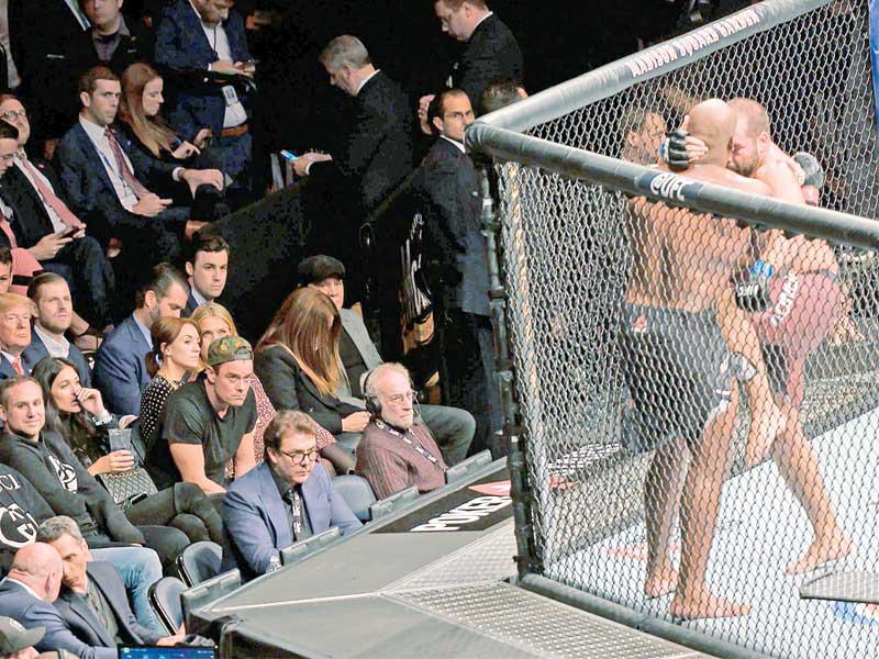 ترامب يشاهد مصارعة في قاعة «ماديسون سكوير غاردن» في نيويورك أمس الأول  (أ ف ب)