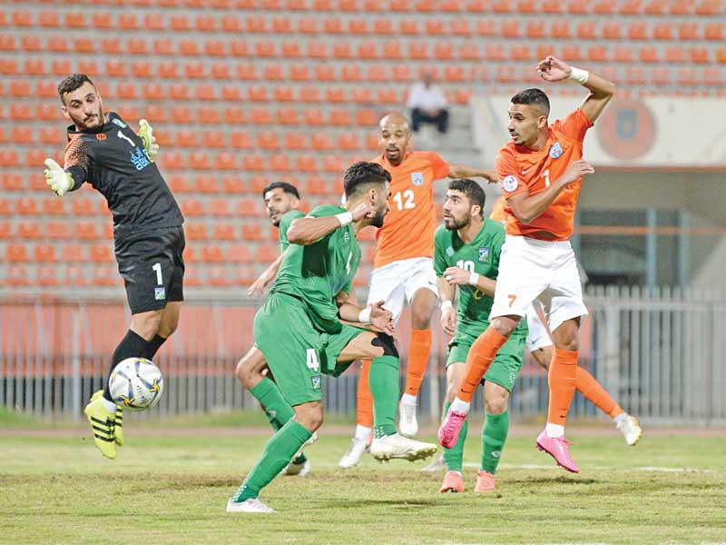 عمار البلوشي حارس مرمى العربي في محاولة التصدي لهدف كاظمة (تصوير نوفل ابراهيم)n