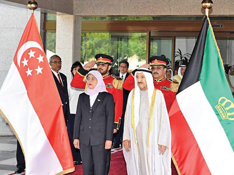 صاحب السمو خلال مراسم استقبال رئيسة سنغافورة أمس