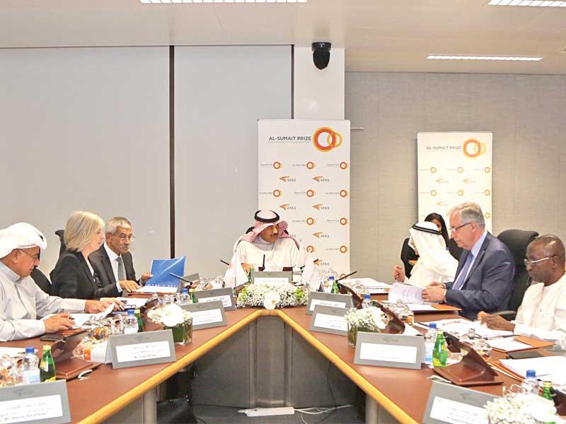 الخالد مترئسا اجتماع مجلس أمناء جائزة السميط