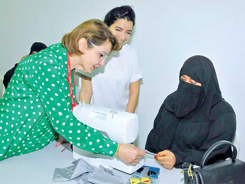 البرجس أثناء افتتاح دورة الخياطة
