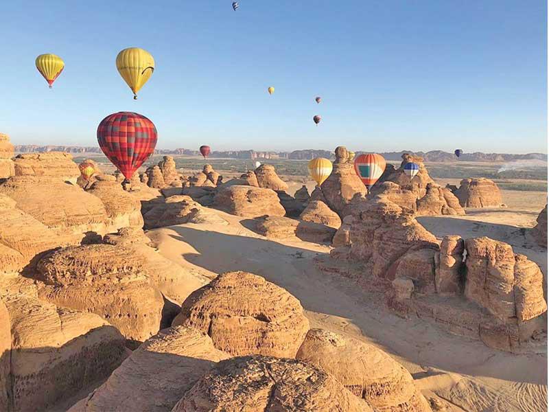 يوم للمناطيد في العلا 