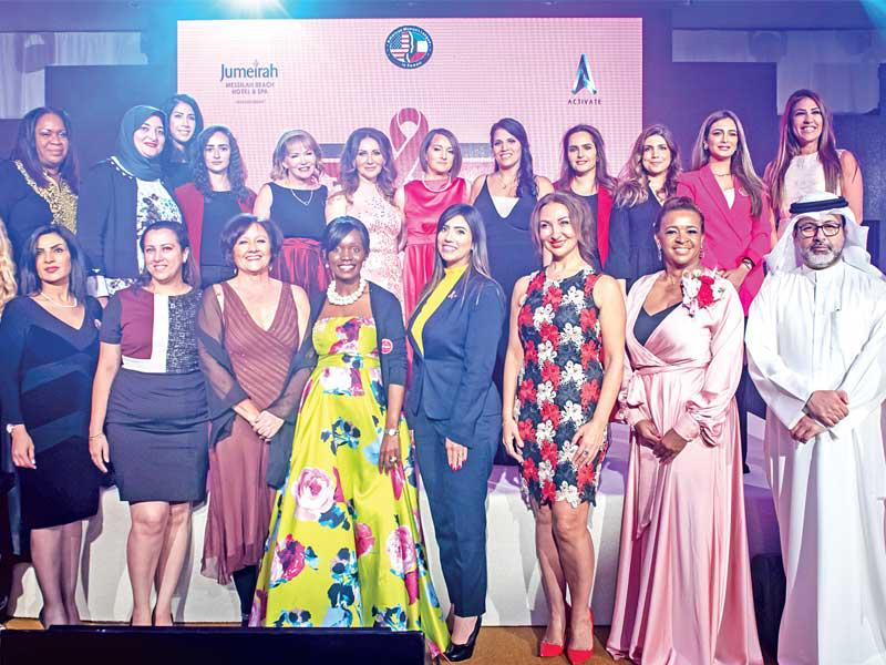 سحر الذربان وياسمين السالم وفجر الكندري مع عضوات رابطة المرأة الأميركية وبعض الضيوف  