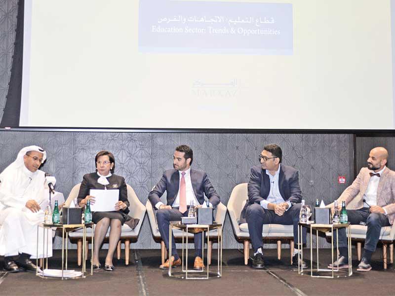 الهاجري متحدثاً خلال الندوة