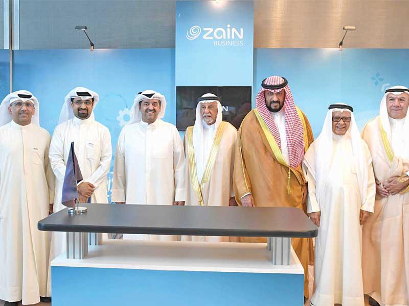 الشيخ طلال الخالد الأحمد الصباح متوسطاً وليد الخشتي ومجموعة من المسؤولين في جناح «زين» بالمعرض