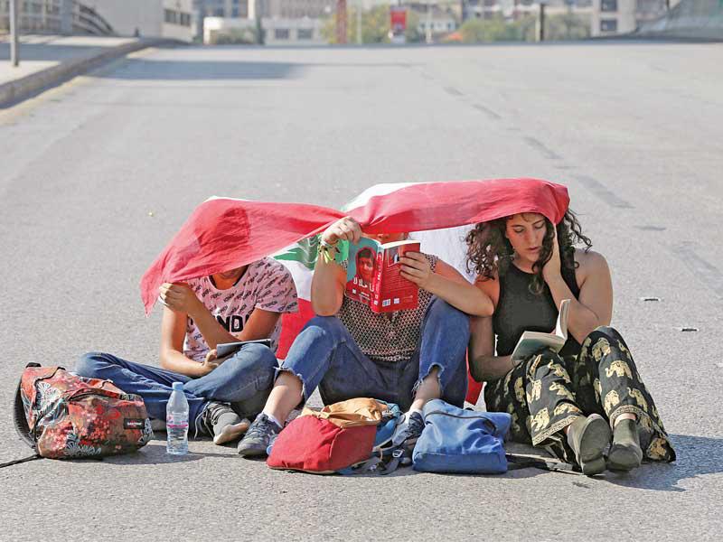 متظاهرون يغلقون جسر الرينغ وسط بيروت أمس  (رويترز)