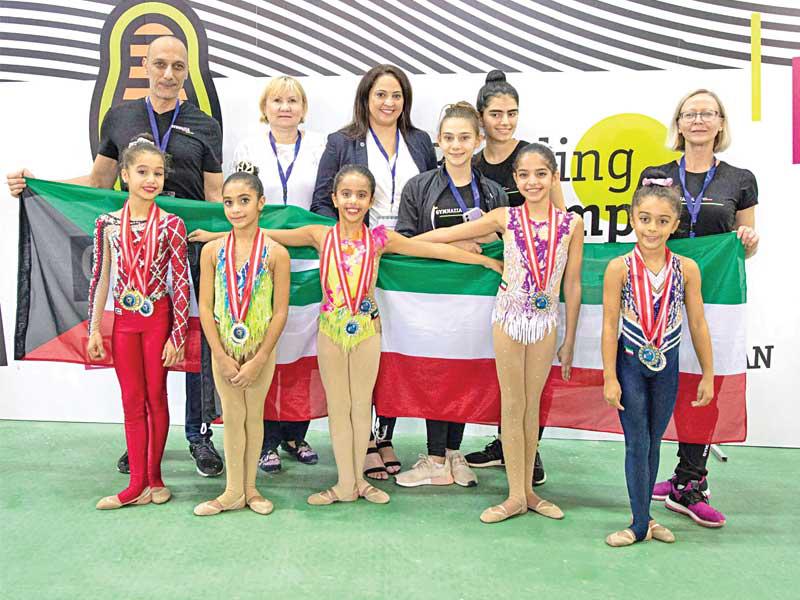 لاعبات أزرق الجمباز وجمنازيا يحتفلن بالإنجاز