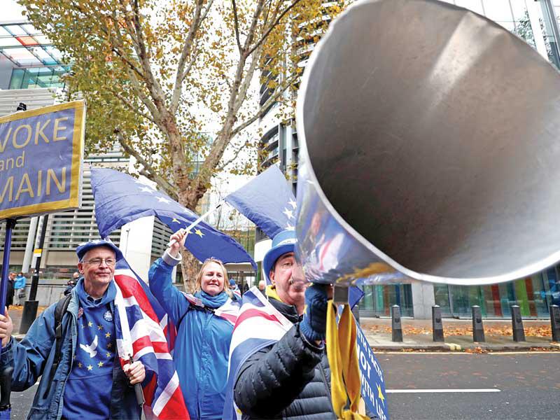 مناهضون لـ«بريكست» يتظاهرون في لندن أمس (رويترز)