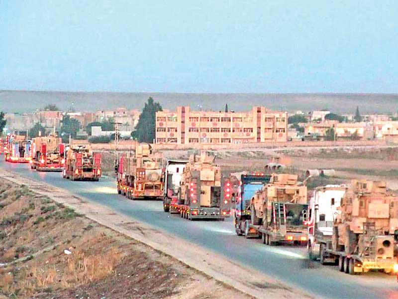 القافلة الأميركية تغادر سورية في طريقها للعراق أمس الأول   (أ ف ب)