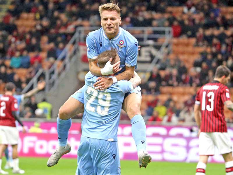 ايموبيلي نجم لاتسيو يحتفل بهدفه في مرمى ميلان