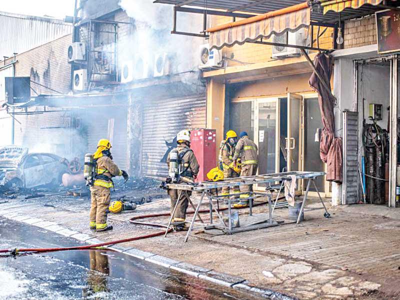 رجال الإطفاء خلال إخماد الحريق