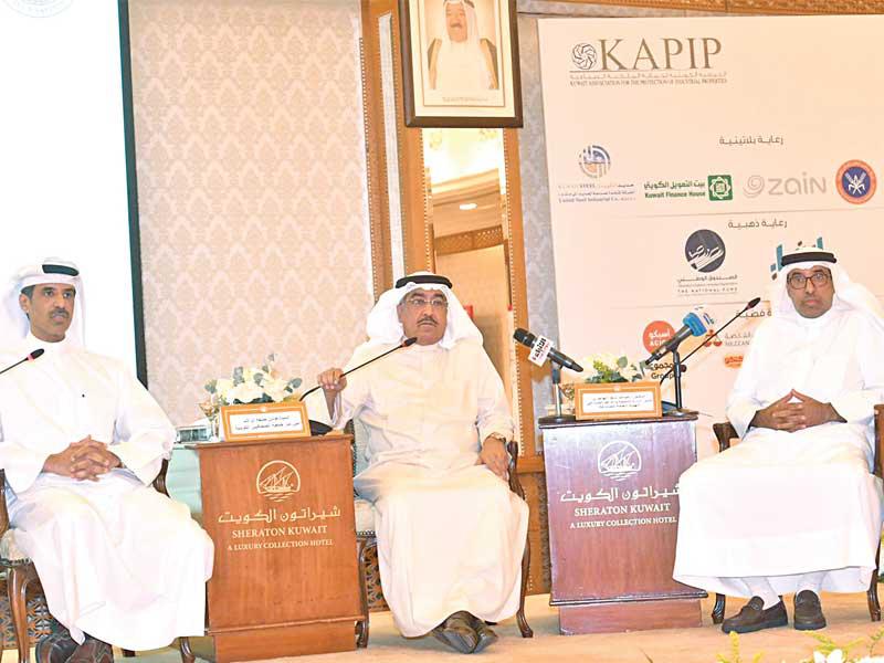 عدنان الراشد متحدثاً خلال إحدى الجلساتn